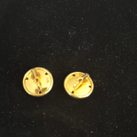 Elegant Gold Tone Vintage Clip Earrings - Picture 3 of 4